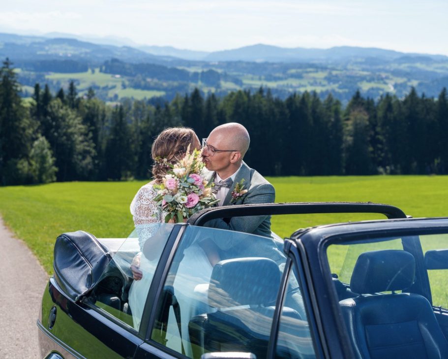 Romantische Szenen mit Cabrio und Ausblick