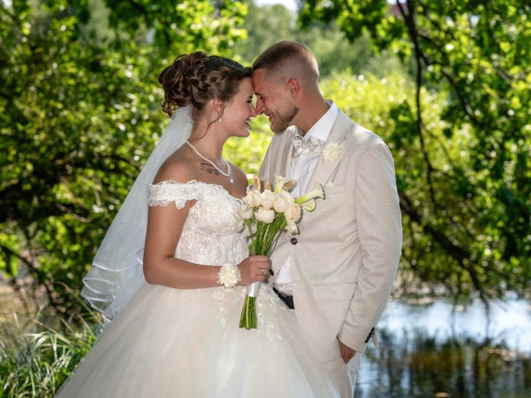 Zu den Hochzeitspaaren Romantische Hochzeitsfotos und Sundown-shootings